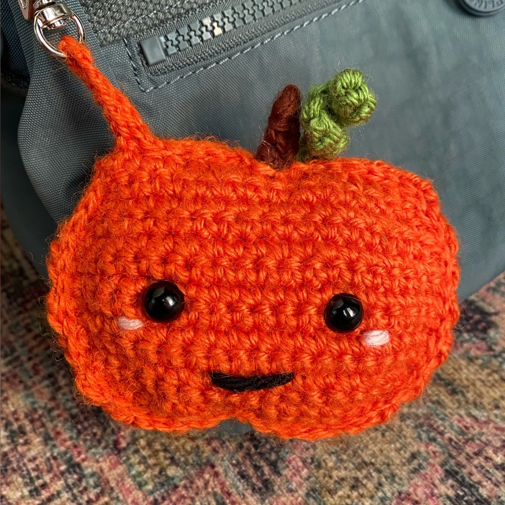 Handmade Crochet Pumpkin Keychain – Cute Amigurumi Plush with Star Clip 🎃🎃